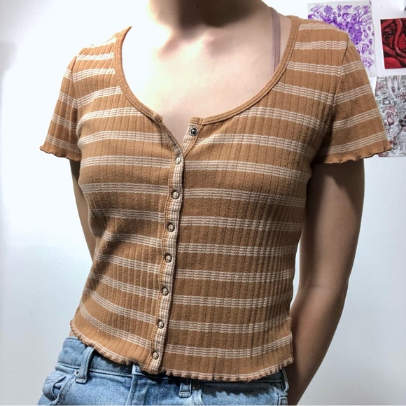 AE snap buttoned cropped shirt. - Picture 2 of 8